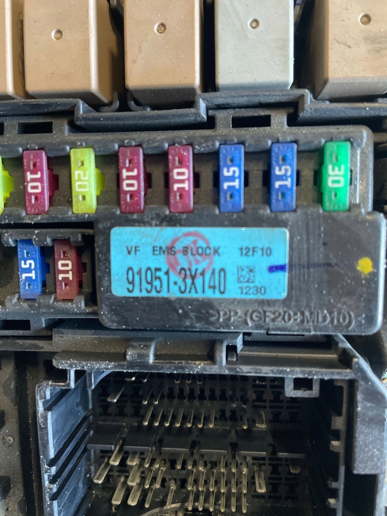 фото №13, Hyundai i40 2013 рамка / модуль предохранителей