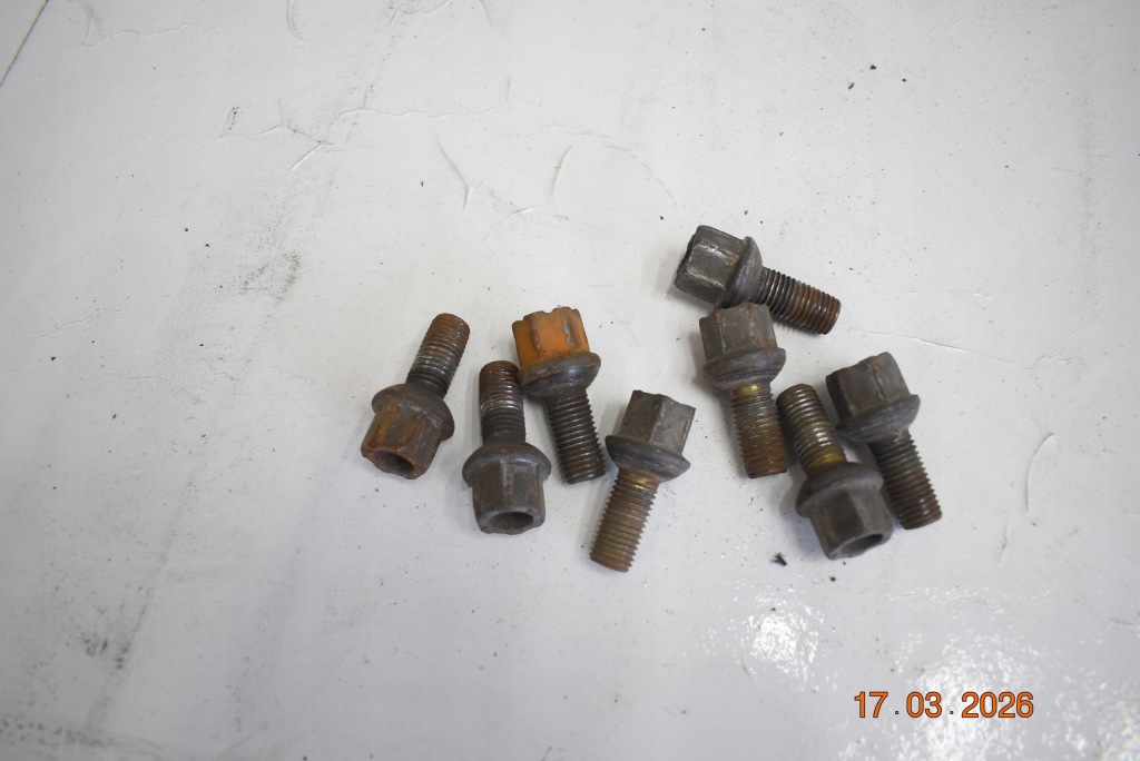 Купить Шпильки 8 штук mercedes w110 w111