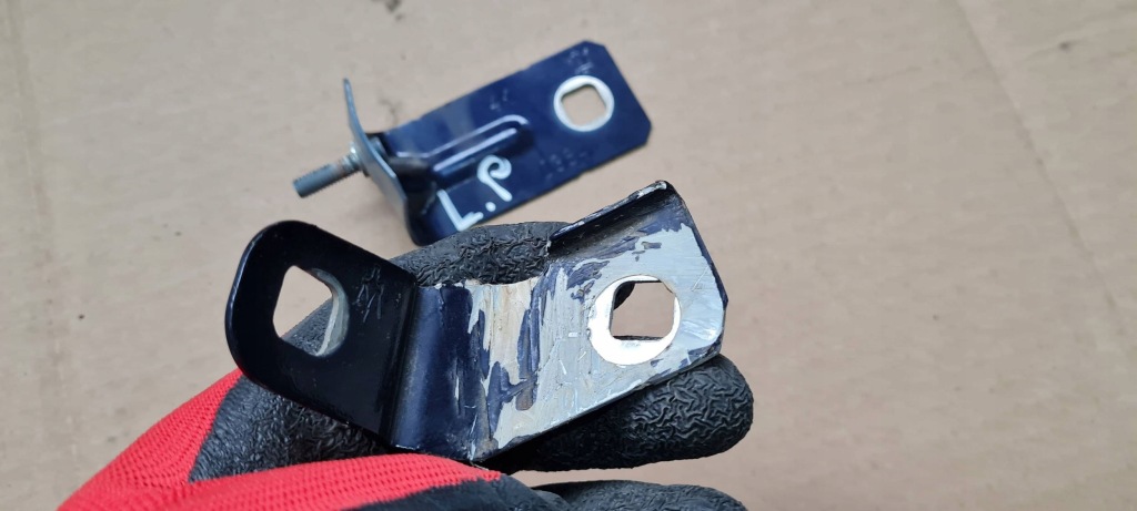 Maserati quattroporte vi крепеж кронштейн крюк крыла левое  перед Киев