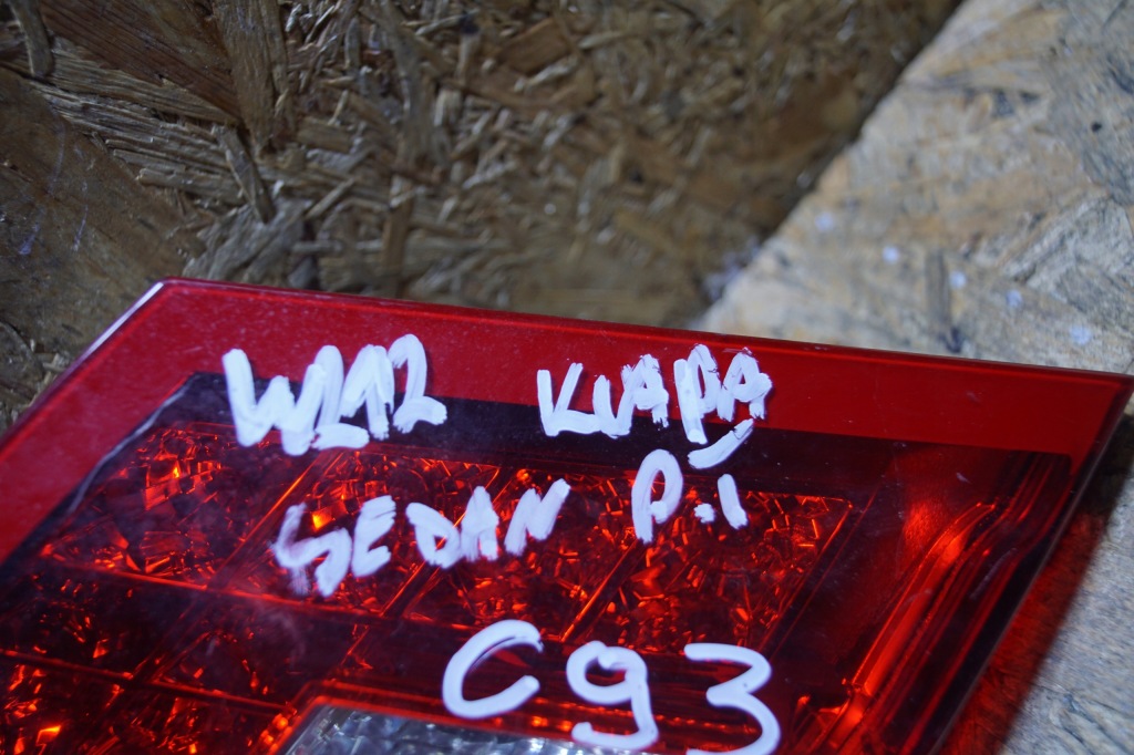 Mercedes w212 седан фара права задні w кришці  led в Україні