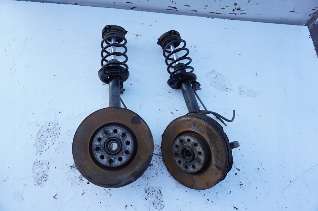 фото №1, Поворотный кулак левый перед vw passat b7 1.6 tdi