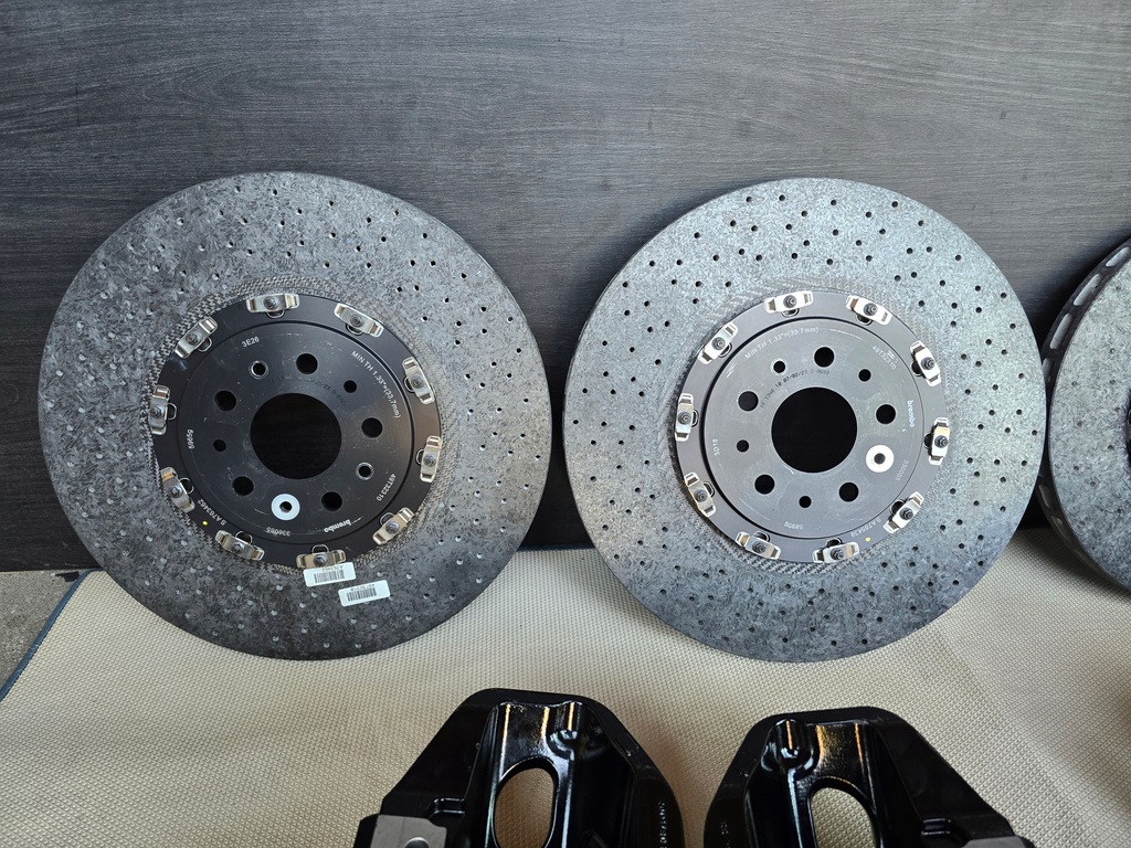 фото №10, Тормозные диски суппорты тормозные колодки тормозные ceramika ferrari sf90 состояние jak новый !