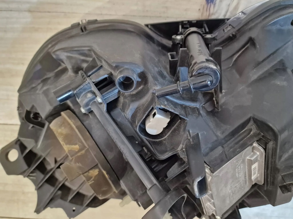 фото №10, Лампа права перед aston martin rapid ad43-13w029-bb