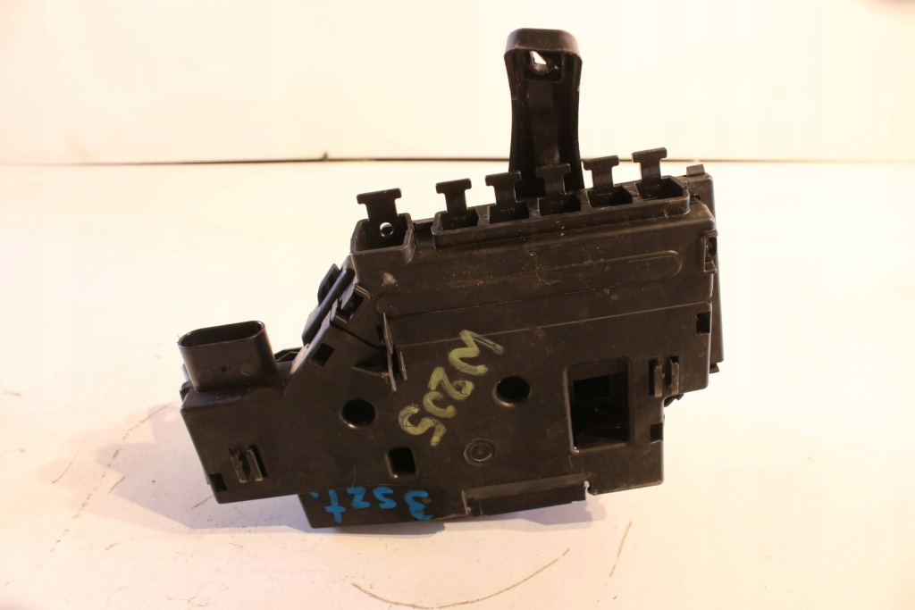 Коробка предохранителей 2055402250 mercedes w205 в Украине