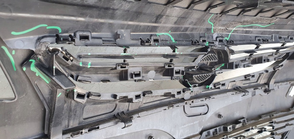 Opel astra j рестайлинг  решётка радиатора бампер перед передний 13368660 в Украине