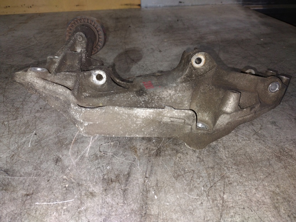 Кронштейн генератора 8200881264 renault laguna 2 2.0 dci Доставка