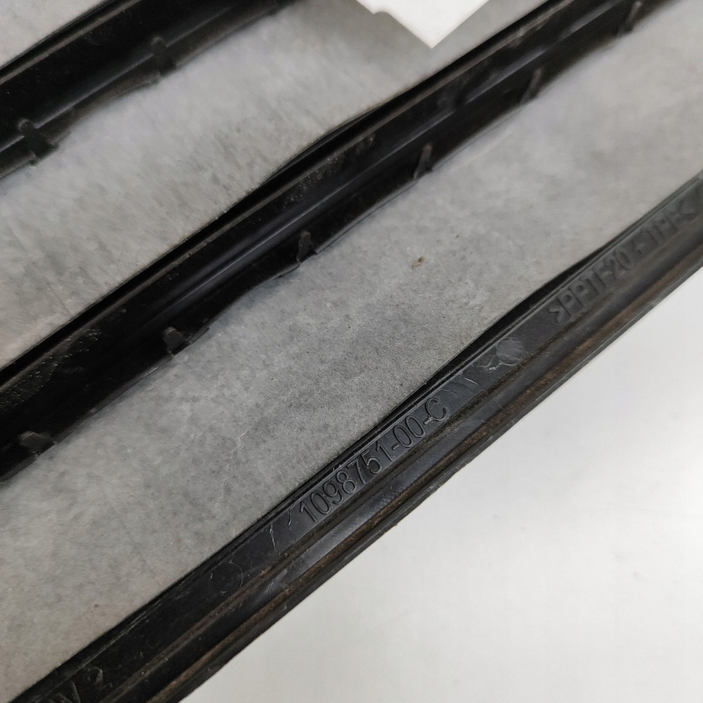 фото №7, Tesla model y 2024 решітка вентиляційна pod бампером заднім