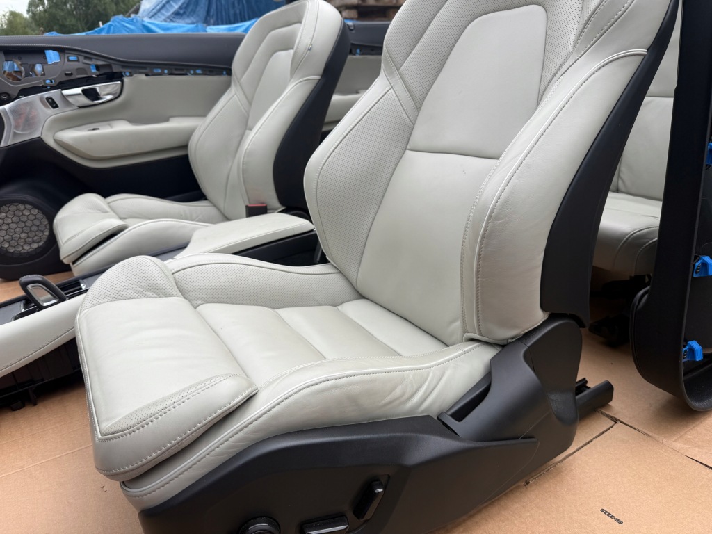 фото №8, Volvo xc90 dark r-design сиденья заднее сиденье обшивки bowers 7 человек