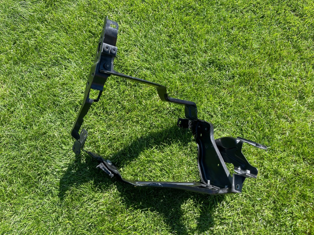 Купити Mercedes c-klasa w204 pas передній панель фари кронштейн лівий a204626044