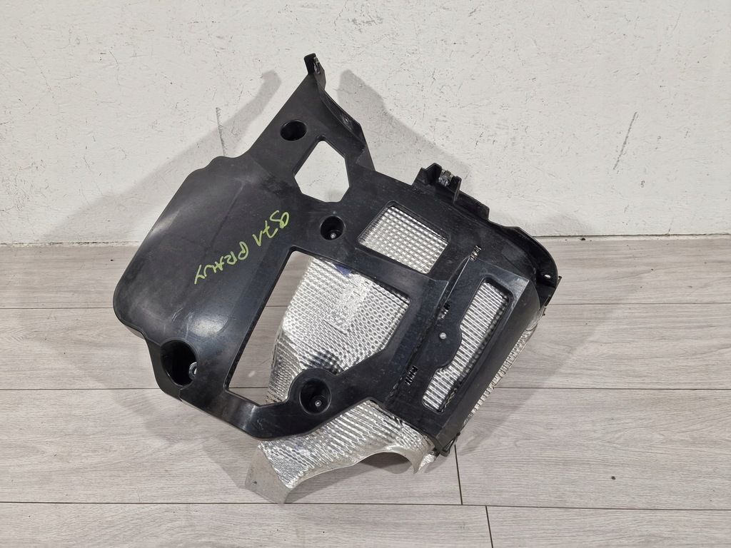 фото №1, Porsche panamera 971 16- напрямна кронштейн праве задня