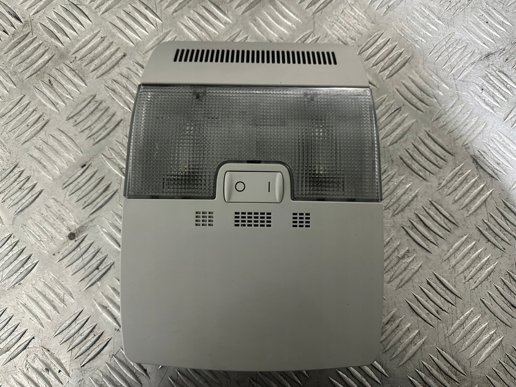 фото №1, Audi a3 8p лампа потолочный 8p0947135d 8p0951177 ładna