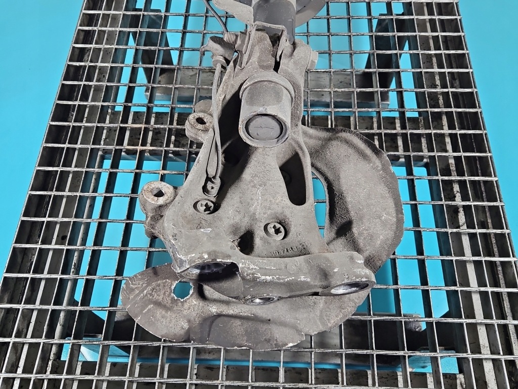 Поворотный кулак левая ступица перед 2.0d bmw 3 f30 Цена