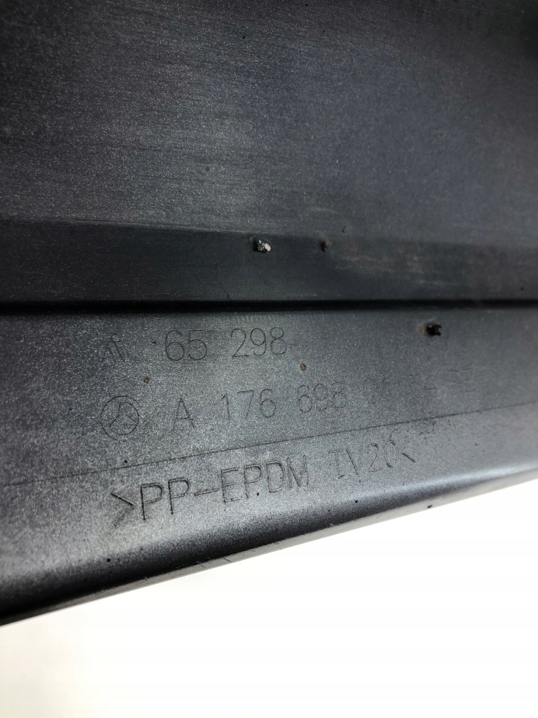 Mercedes w176 права накладка поріг kolor-787 a1766980154 Доставка