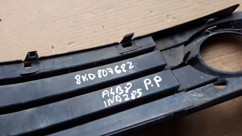 A4 b8 решётка бампера правый перед 8k0807682 с Разборки