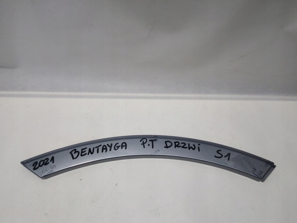 фото №1, Bentley bentayga lift 2021r молдинг дверь правая задняя