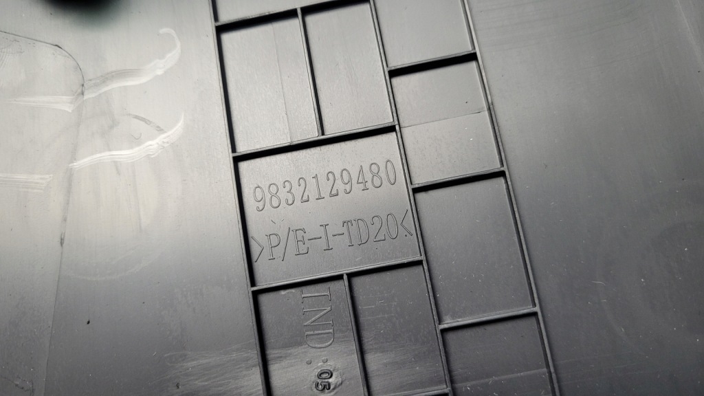 Купити Peugeot 308 iii p5 21r обшивка захист стійка b права 9832129480