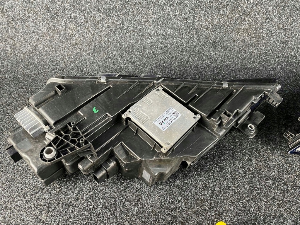 Skoda octavia 3 рестайлінг  фара led права ліва перед Зі Шроту