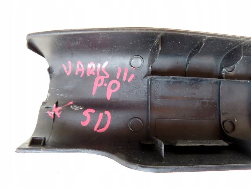 Накладка  порог передняя правая toyota yaris 3 2011-2014 год 67913-0d190 Доставка