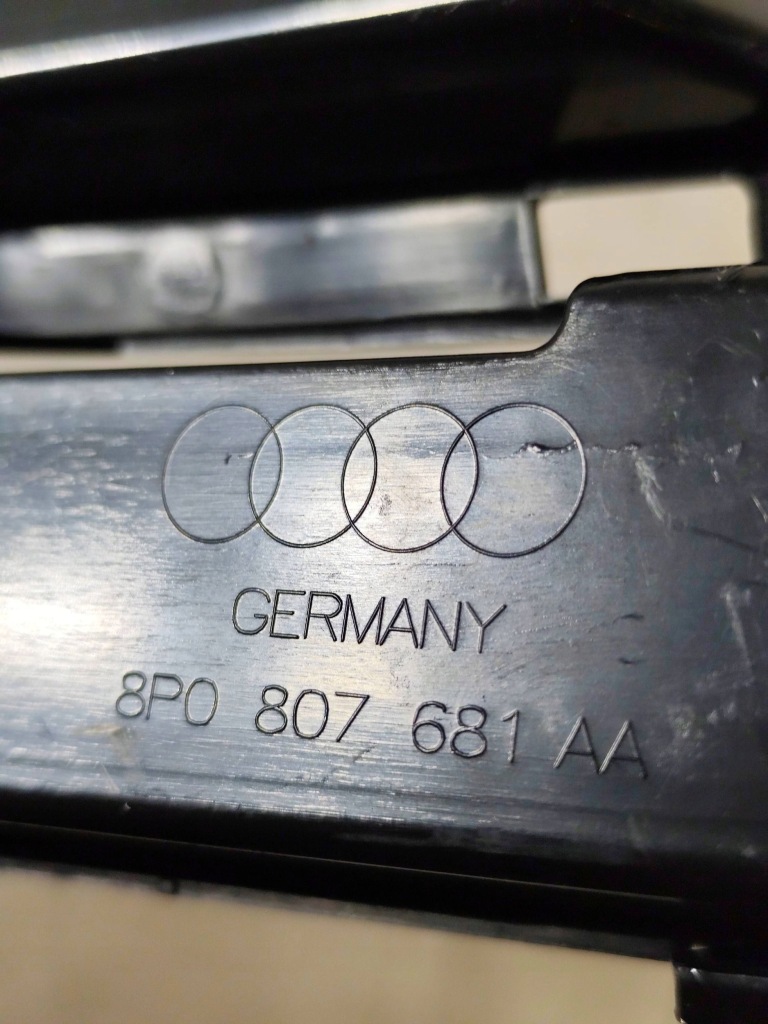 Audi a3 8p lift 09- левый перед левая решётка бампера оригинал wlkp Киев