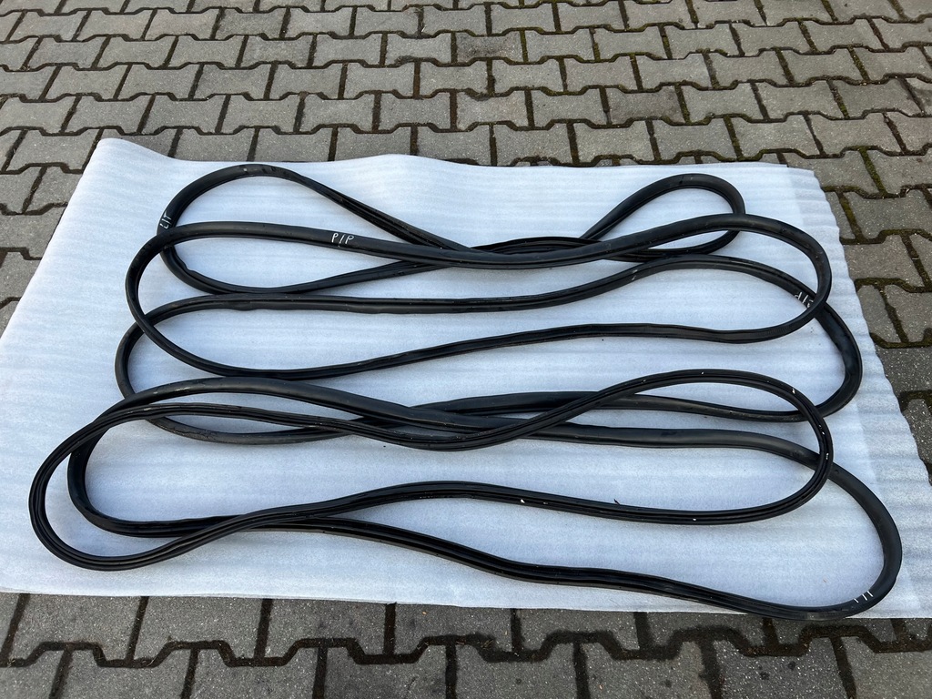 фото №1, Mazda 3 bp прокладка крышки багажника sedan rok 2020