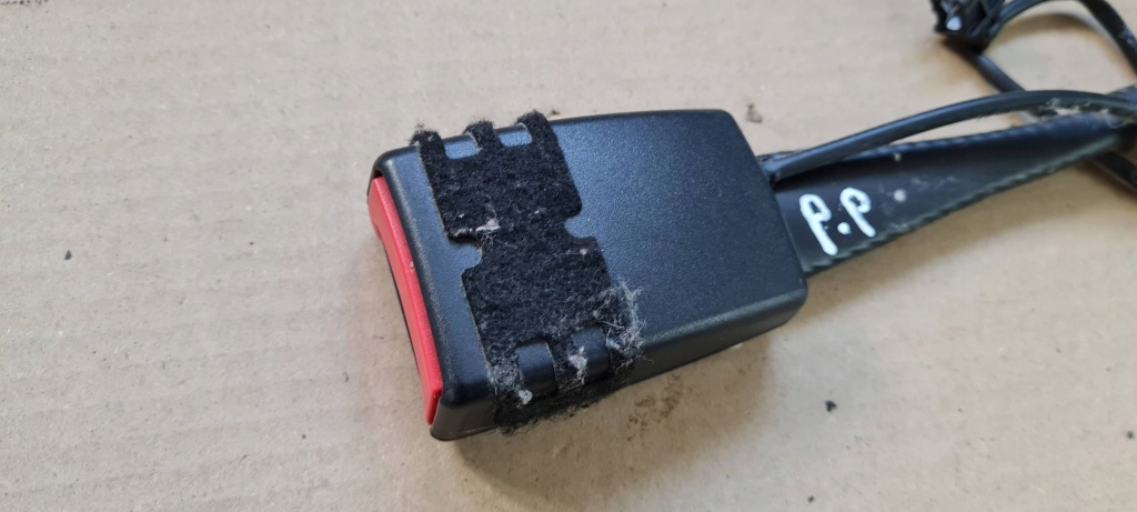 A4 b8 рестайлинг  клипса поперечина безопасности правая левая перед 8k0857755f a5 8t Недорого