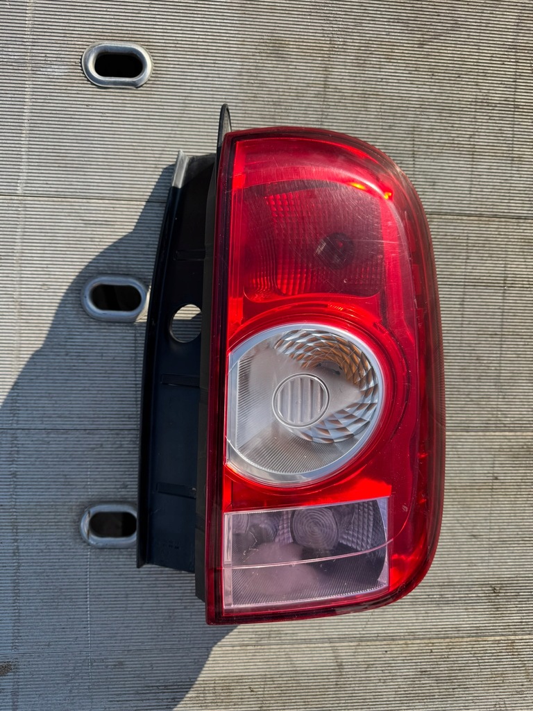 фото №1, Лампа правая задняя задняя dacia duster 265550033r