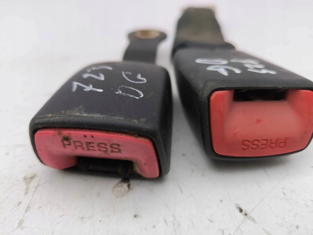 фото №5, Toyota corolla verso ar10 2006 пряжка заднего поперечина безопасности