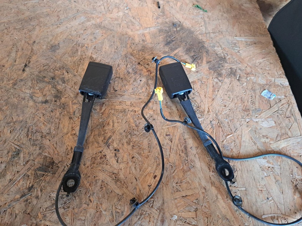 фото №1, Mercedes w247 b-klasa замок кліпса поперечина перед