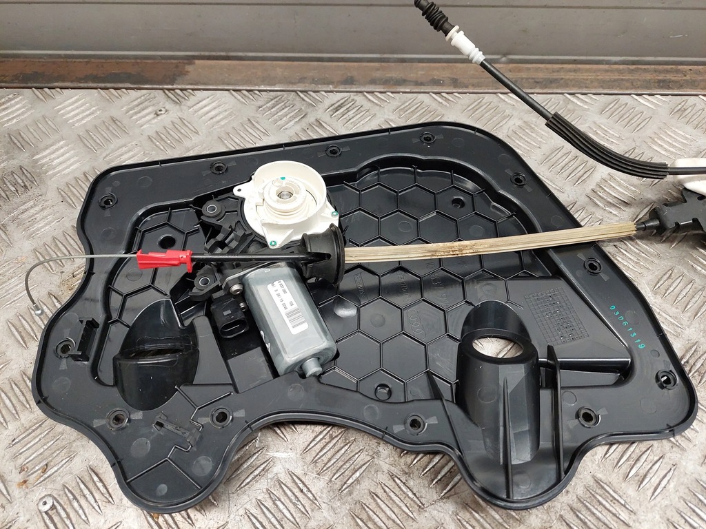 фото №6, Audi a8 s8 d4 4h 4h1837016f перед права замки