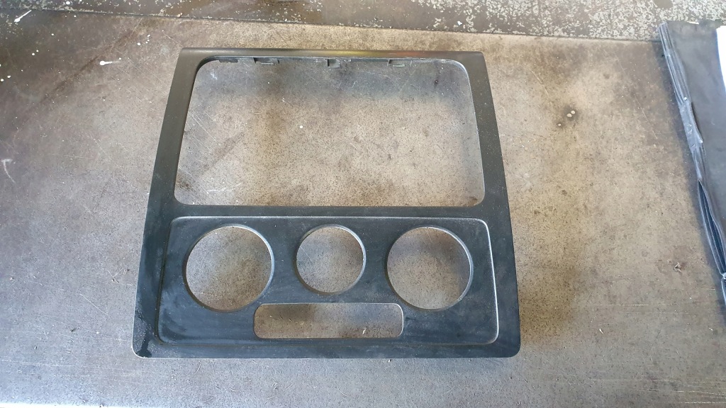 фото №1, Vw caddy iii 03-15 - рамка консоли 2k0858061