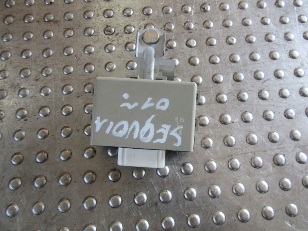 Toyota sequoia 4.7i 2001 блок керування буксирування 81985-34010 в Україні