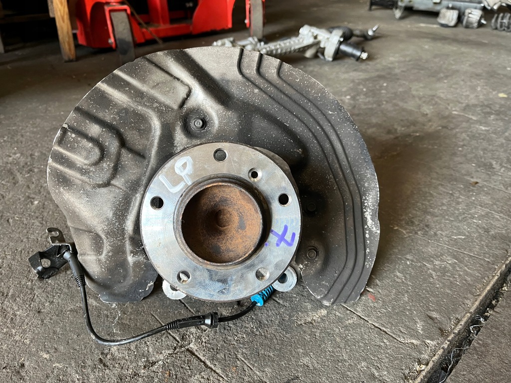 фото №1, 7 bmw e84 x1 поворотный кулак передняя левая 6784865