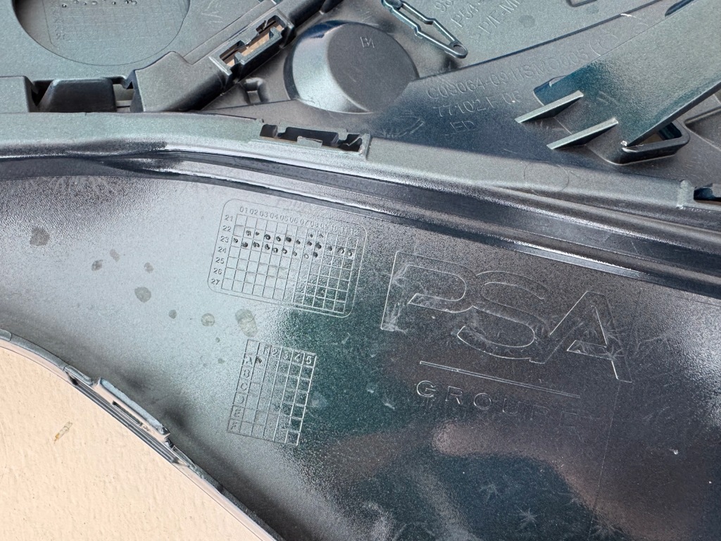 Купить Peugeot 408 2 2 22r- уголок бампера правая  перед 9844514980