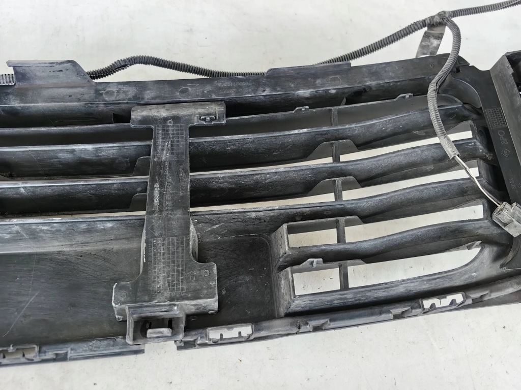 Renault clio iv дорестайлінг - решітка середня бампера з halog. 1 instal Оригінал