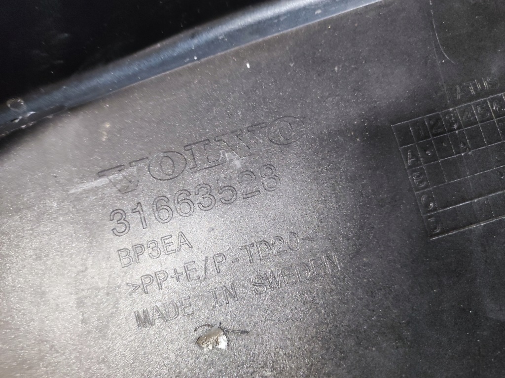 Купить Решётка средняя бампера volvo xc90 2 рестайлинг  r-design 31663528