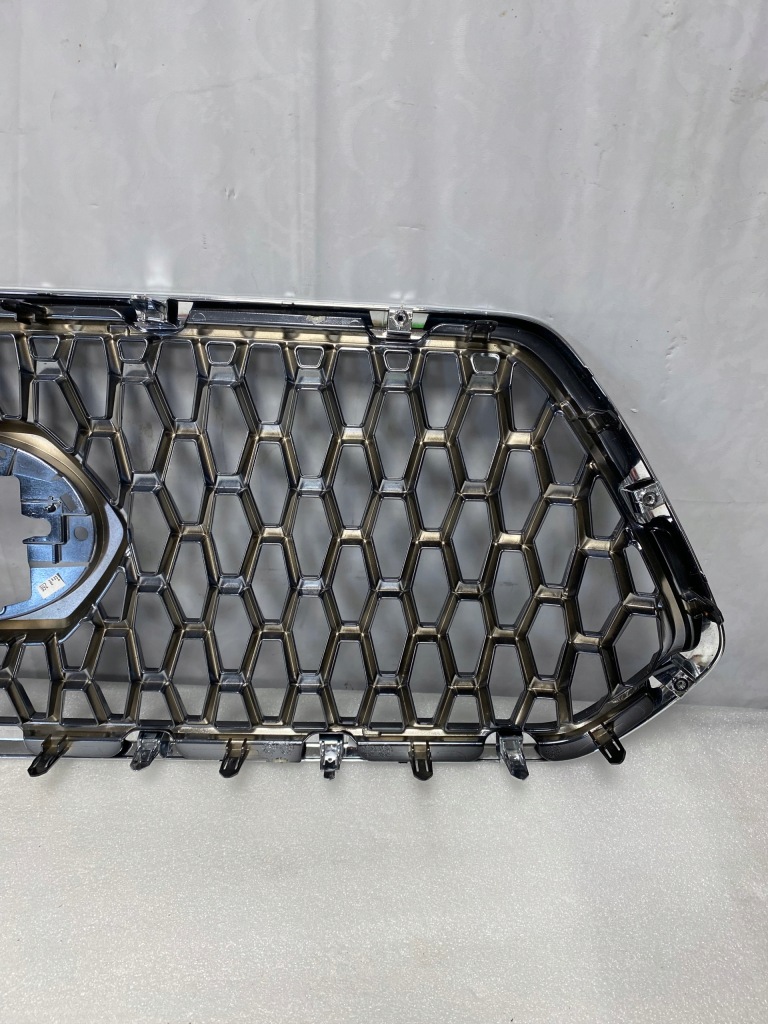 Решітка радіатора решітка  бампера перед toyota tacoma 17-23 Оригінал