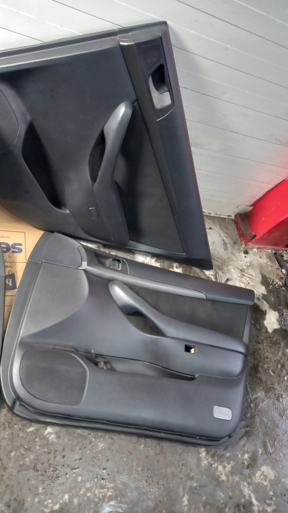 фото №3, Обивка дверь toyota avensis 04r kombi