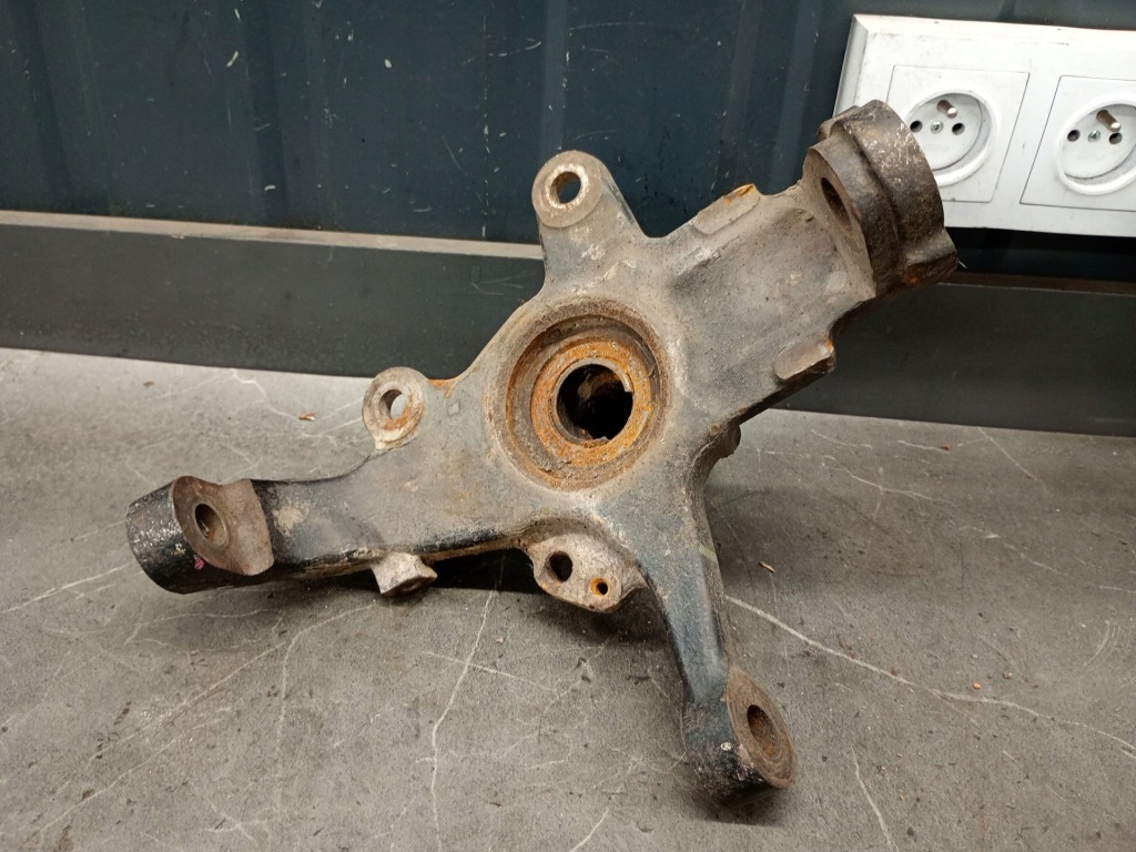 Купити Поворотний кулак правий перед isuzu d-max 2.5