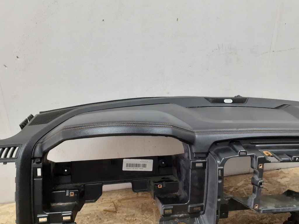 фото №4, Dodge ram 2014- консоль панель приладів шкіра подушка ремені