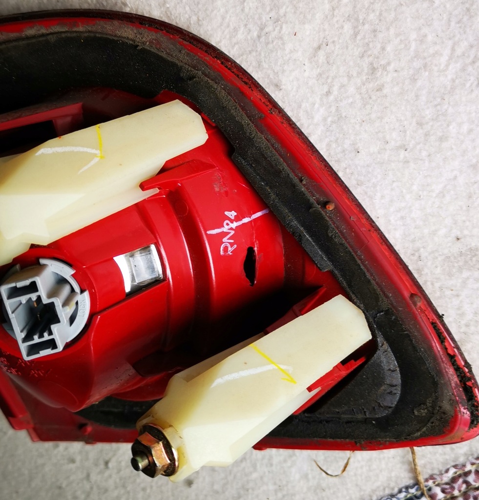 фото №7, Правая i левая задняя лампа do крышки do mazdy 3 i po lift 03–09 хэтчбек