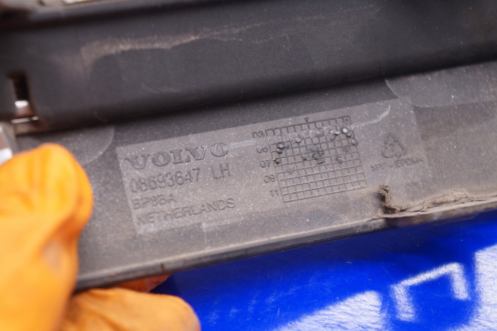 Volvo s60 1 426-26 молдинг бампера левое  задняя заднего 08693647 левая Недорого