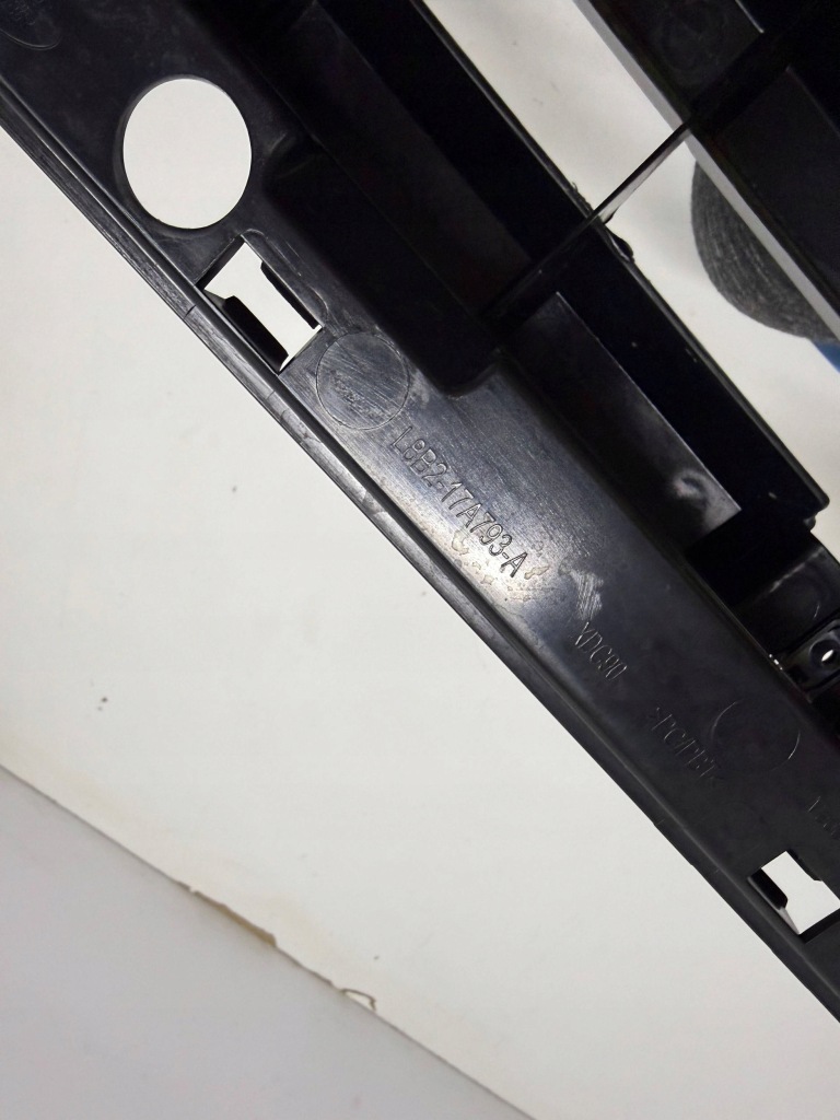 Defender 2 2 l663 кронштейн  кронштейн бампера перед передній l8b2-17a793-a Недорого