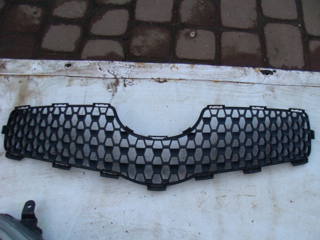 Купить Toyota yaris 2 решётка верх бампера 06-