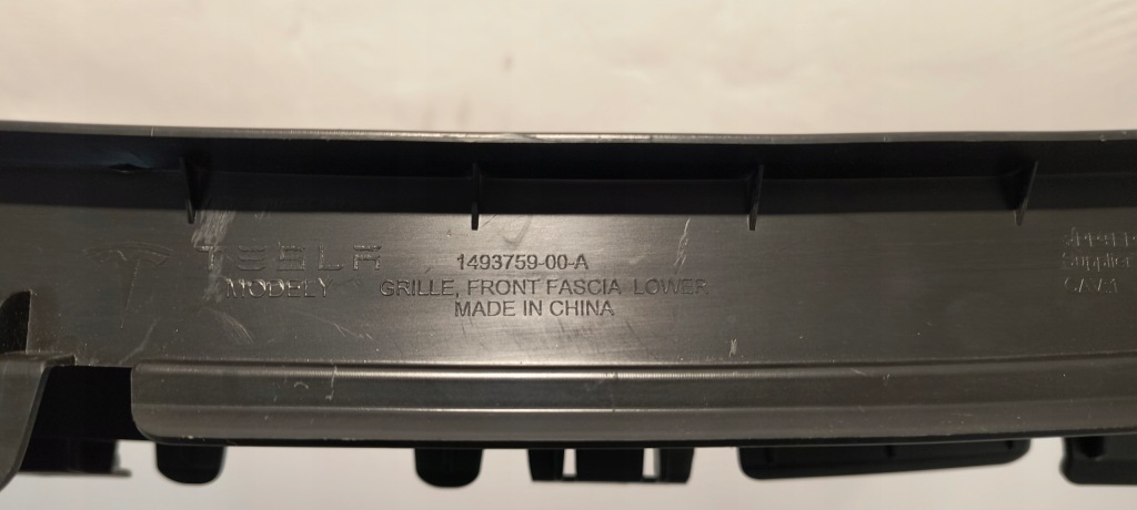 Решітка бампера середня перед tesla model y в Україні