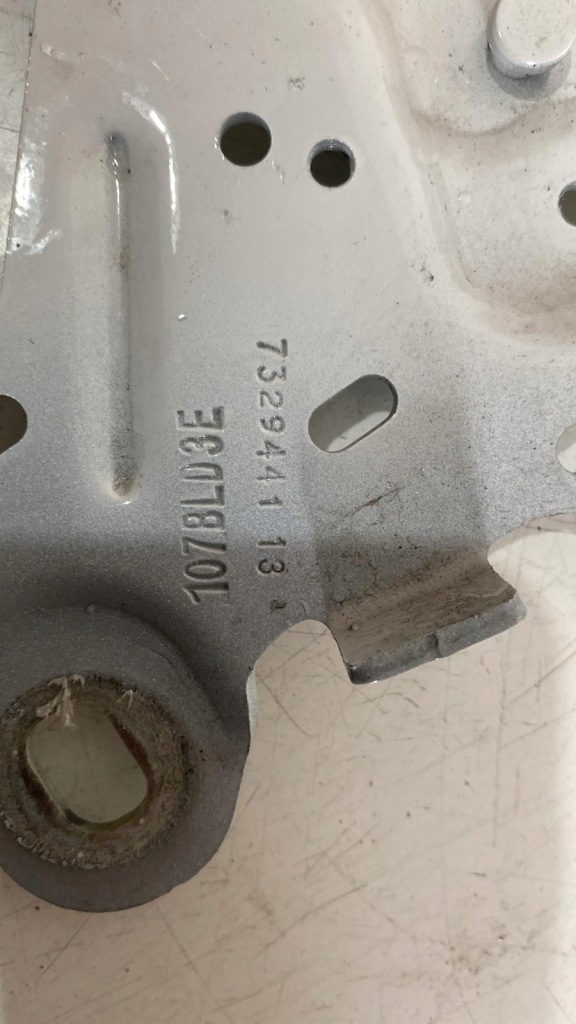 Bmw x1 f48 петля капота левое  732944113 с Разборки