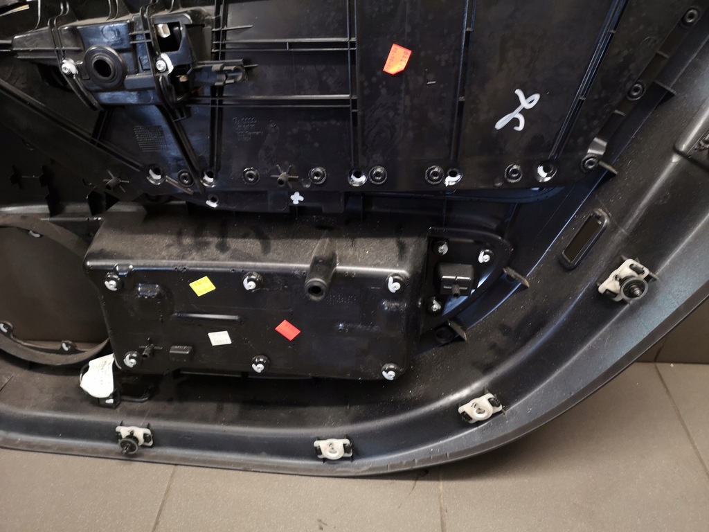 фото №15, Обшивка двері лівий задня audi a8 d3 чорний голий