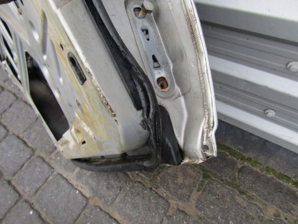 3 mercedes w124 sedan левая задние дверь левый задняя серебристый Оригинал