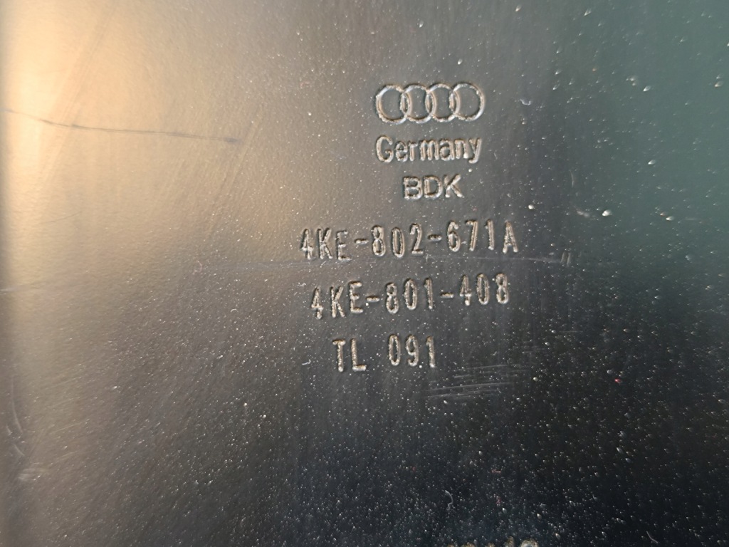 Audi q8 etron 55 quattro 300kw 19r плита накладка підвіска акумулятора 4ke915470h Зі Шроту
