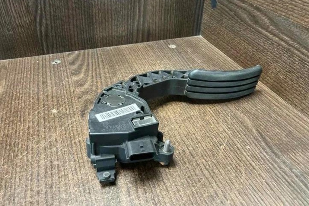 фото №10, Педаль газа opel vivaro combi 180020024r 1.6l дизель 85kw 2015