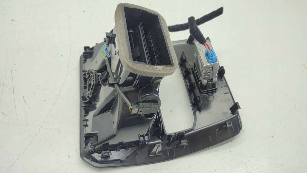 фото №4, Решітка обдув задня зарядний пристрій usb bmw g20 g21 2021